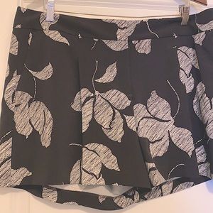 Ann Taylor like new dressy shorts size 14